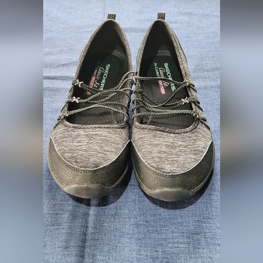 Skecher's slide on memory foam, classic fit comfort shoe - Picture 2 of 7